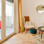New Luxury 3 Bedroom 4 Air Conditioners Apartment *