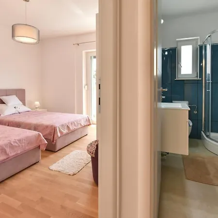New Luxury 3 Bedroom 4 Air Conditioners * Zara