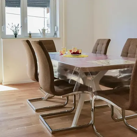 New Luxury 3 Bedroom 4 Air Conditioners Zara