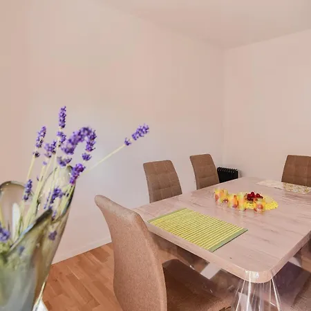 New Luxury 3 Bedroom 4 Air Conditioners Apartment *