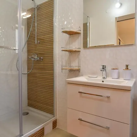 New Luxury 3 Bedroom 4 Air Conditioners Apartment