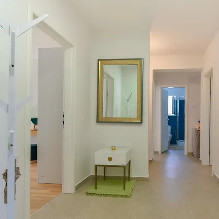 New Luxury 3 Bedroom 4 Air Conditioners Apartment