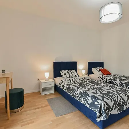 Apartment New Luxury 3 Bedroom 4 Air Conditioners *
