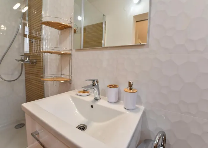 New Luxury 3 Bedroom 4 Air Conditioners *