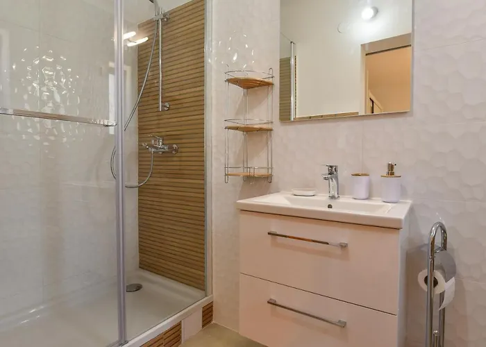 New Luxury 3 Bedroom 4 Air Conditioners דירה