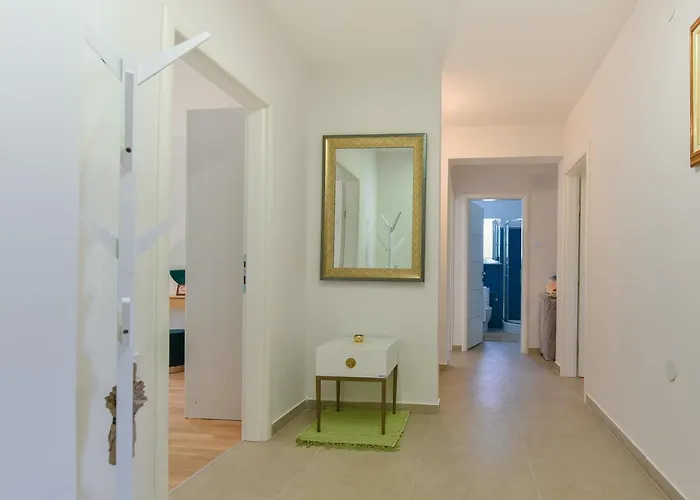 New Luxury 3 Bedroom 4 Air Conditioners דירה