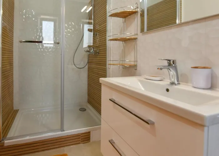 New Luxury 3 Bedroom 4 Air Conditioners זאדאר