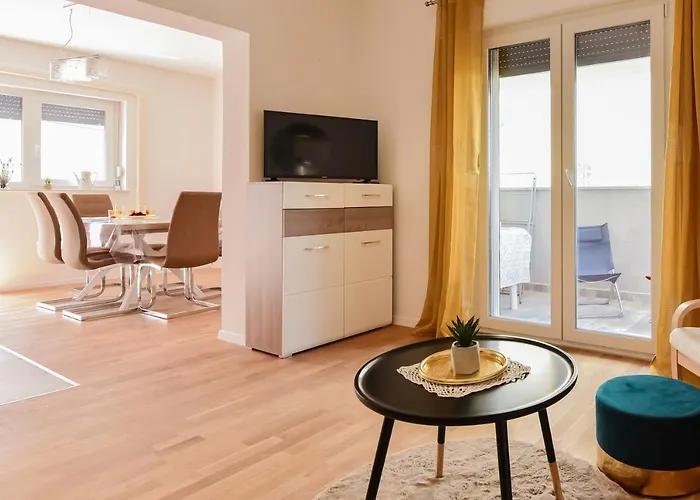 New Luxury 3 Bedroom 4 Air Conditioners דירה