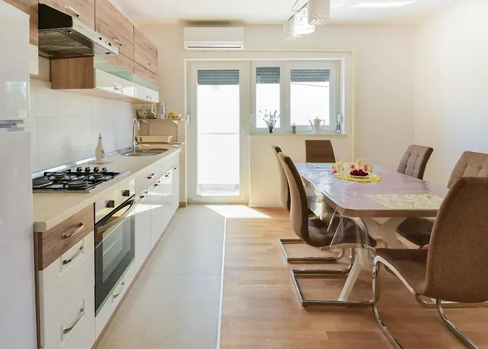 New Luxury 3 Bedroom 4 Air Conditioners