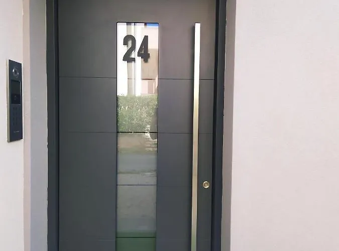 New Luxury 3 Bedroom 4 Air Conditioners *